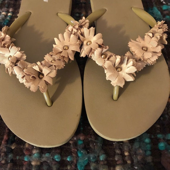 🌟B2G1🌟 J. Crew Tan/Gold Floral Flip Flops - Picture 3 of 10